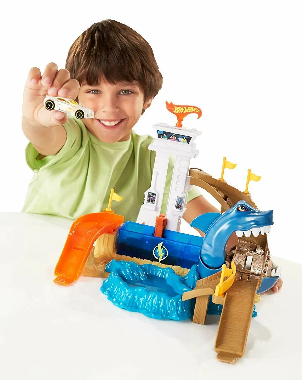 Hot wheels дети играют. Игровой набор hot Wheels bgk04 атака акулы. Набор hot Wheels порт акул Color Shifters bgk04. Набор хот Вилс с акулой. Hot Wheels акула трек.