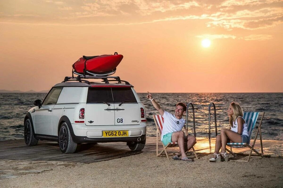 Отпуск на море в россии. Мини Купер для путешествий. Mini Cooper Camper. Мини Купер с палаткой. Мини Купер с палаткой на крыше.