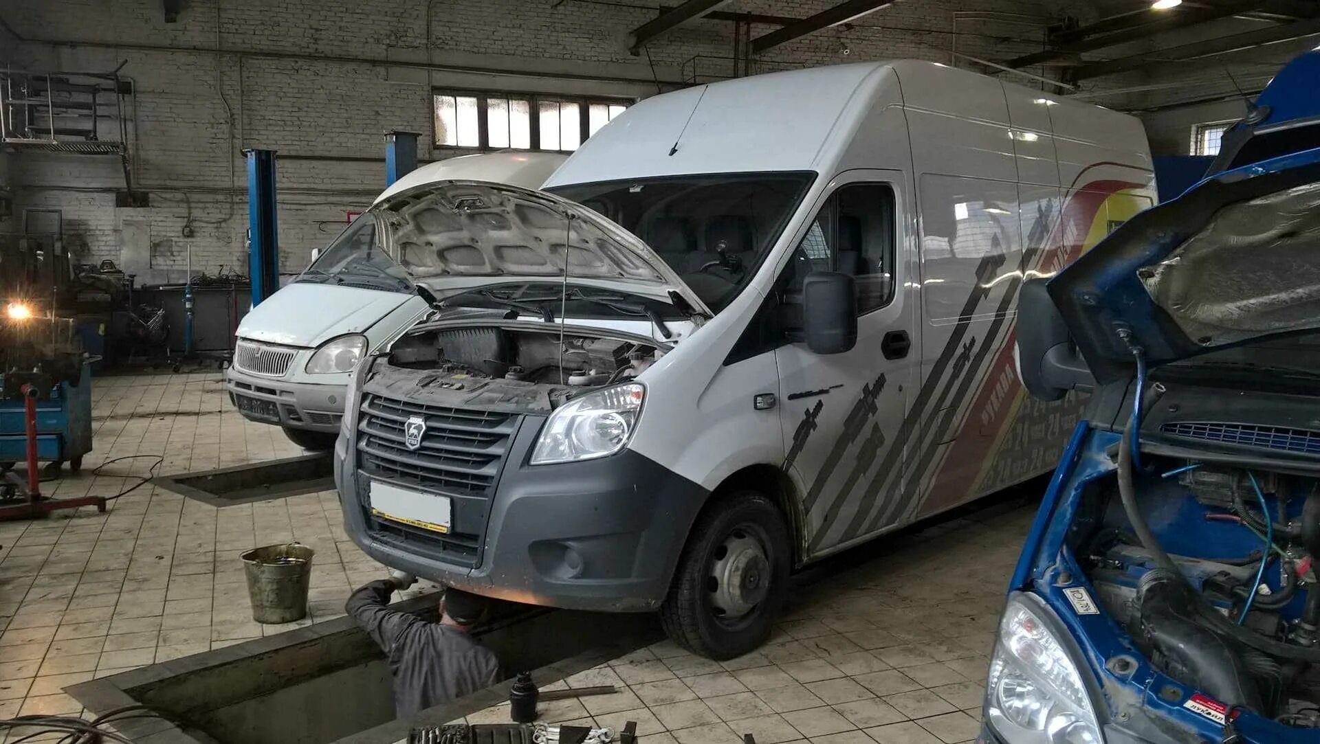 Обслуживание ремонт газель. Обслуживание ремонт газель. Газель некст в автосервисе. Газель некст на подъемнике. Сто газель.
