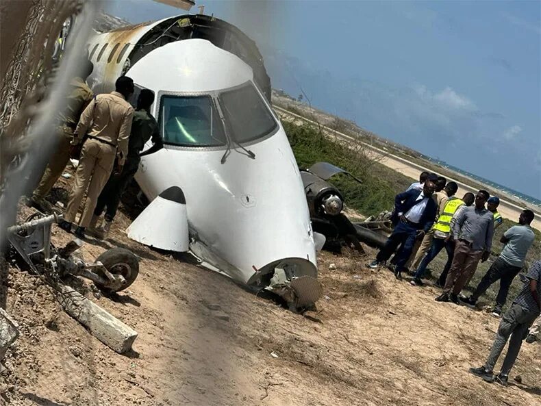 Набоков а 321. А321 уральские авиалинии кукурузное поле. Ан-28 пассажирский самолёт. Посадил 5 самолетов. Катастрофа ssj 100 в шереметьево.