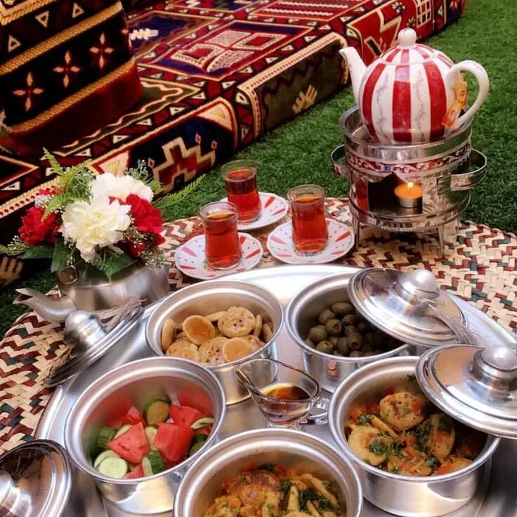 Стол для ифтара. Красивый стол для ифтара. Праздничный стол арабов. Арабский стол с едой.