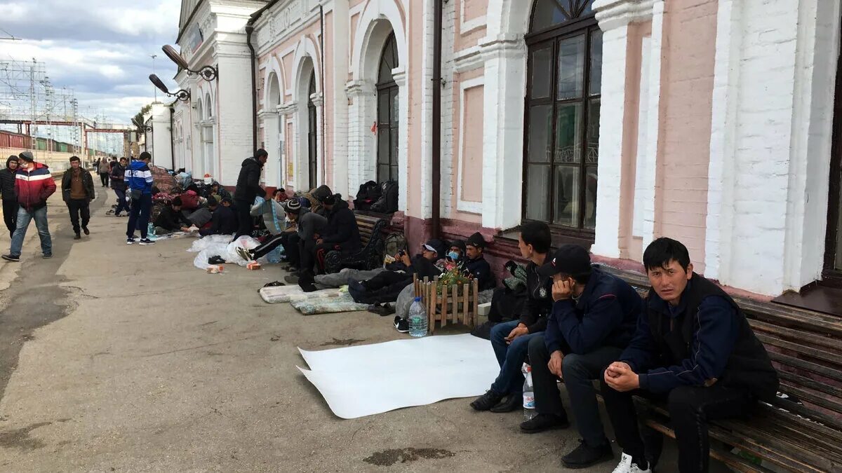 Таджики бегут из москвы сегодня. Мигранты в России. Мигранты на вокзале. Мигранты Россия вокзал. Мигранты в Москве.