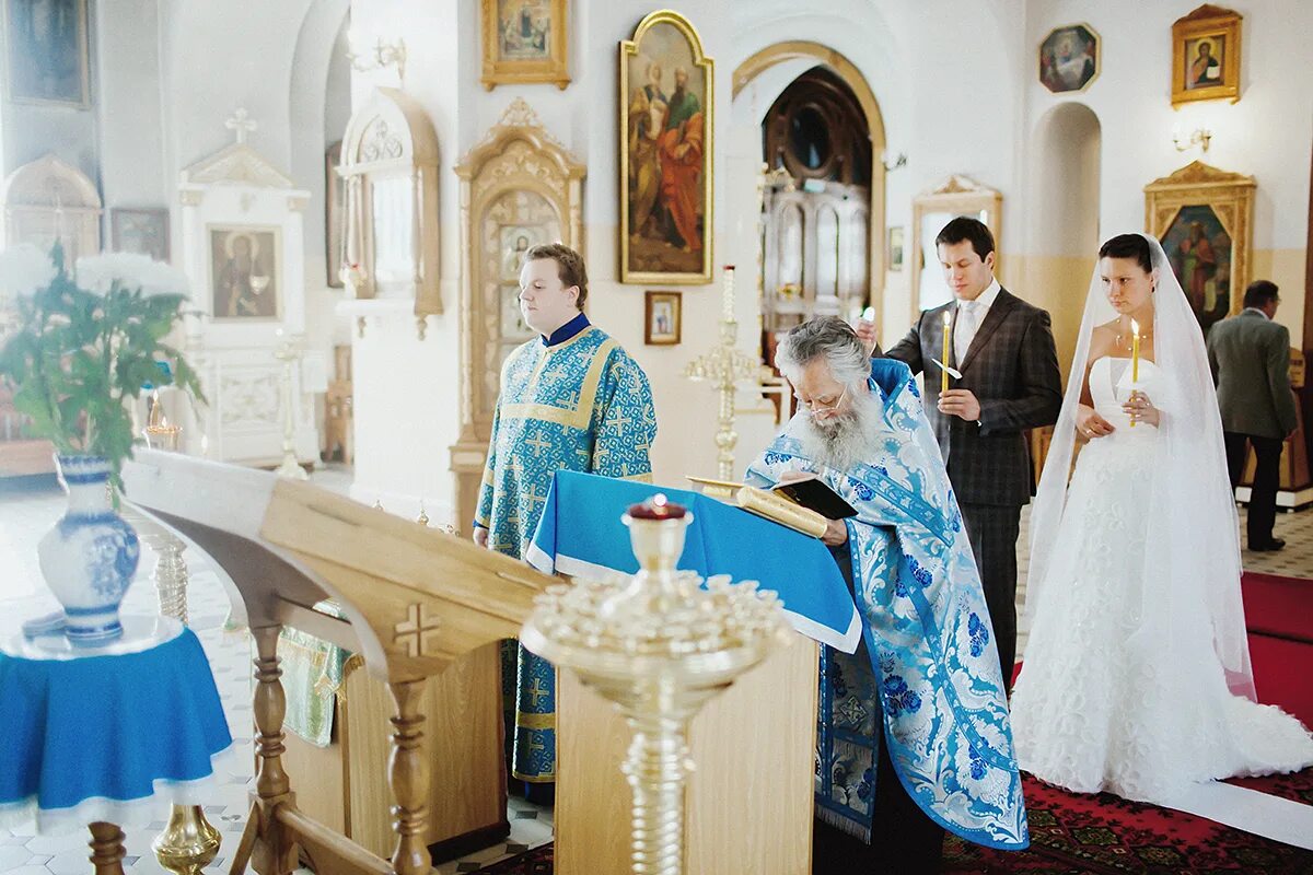 венчание без загса. свадебная церемония в церкви. церемония венчания в церкви. храм казанской иконы божией матери в зеленогорске внутри. церковь в муроме петра и февронии венчание.