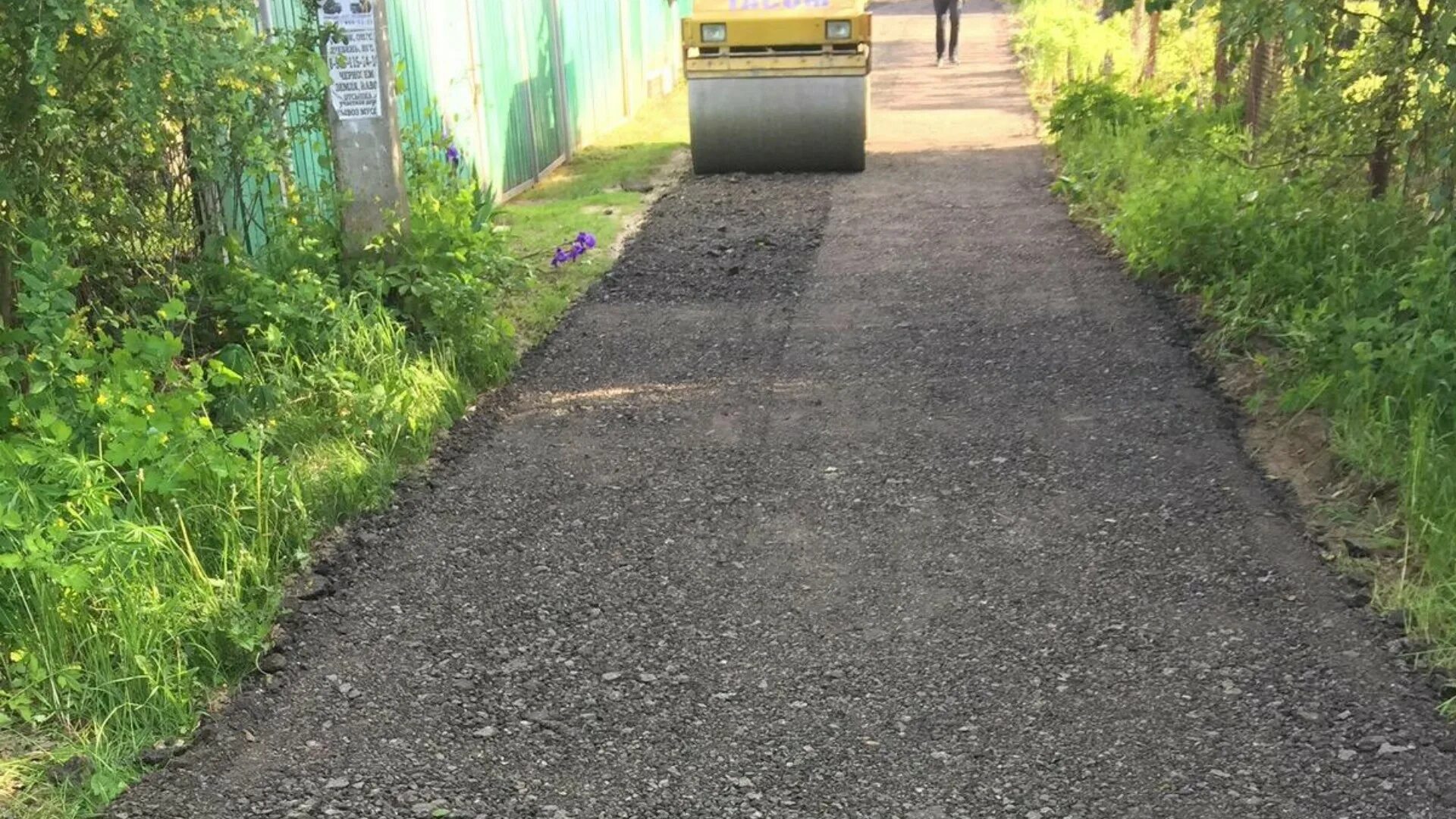 Укладка асфальтовой крошки в москве и московской. Асфальтовая крошка ЗИЛ. Асфальтная крошка на что укладывать. Укладка асфальта асфальтной крошки. Дорога из асфальтовой крошки.