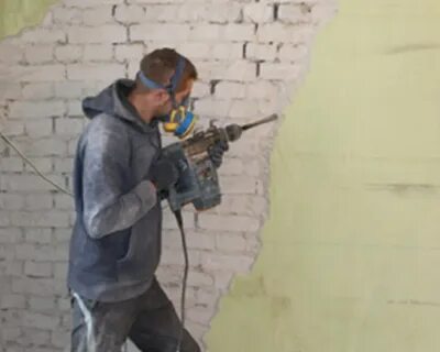Отбивка штукатурки стен
