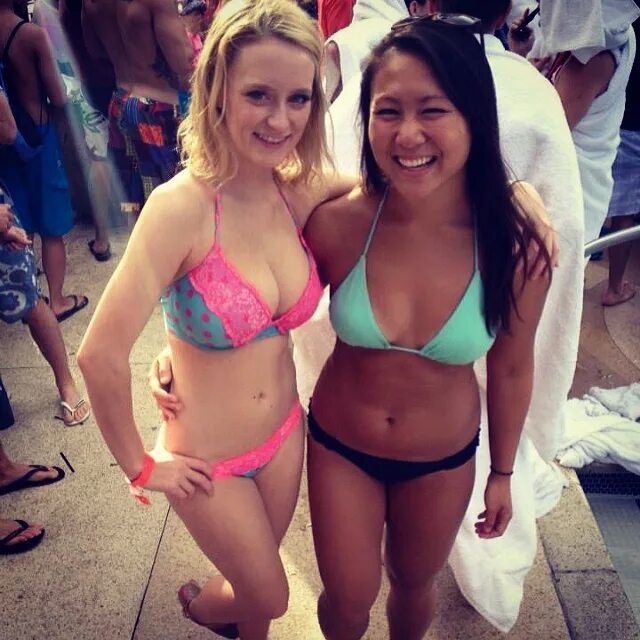 Маленькие сиськи vs большие сиськи. Big vs small. Две девушки с большими. Подруги с большими. Грудастые женщины из одноклассников.