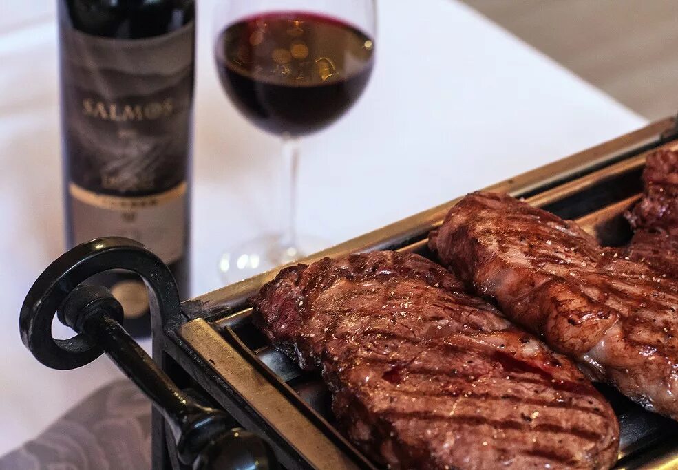 Стейк с красным вином. Мясо в красном вине. Стейк и вино. Вино и мясо. Стейк из говядины ~ 250г.
