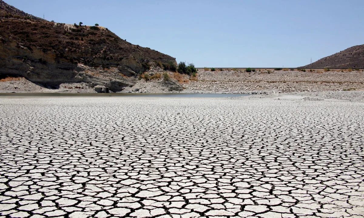 Вызывающая засуху. Узбекистан засуха атлас. Засуха в Греции. Засуха в природе. Засуха на Кипре.