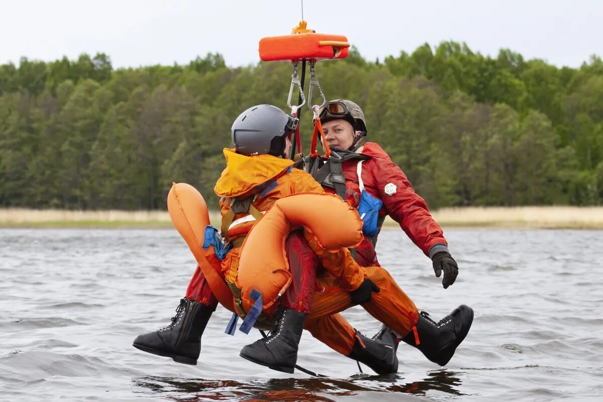Учения спасоп внуково. Авиационный спасатель. Авиация спасателей. Воздушных спасателей. Воздушные спасатели.