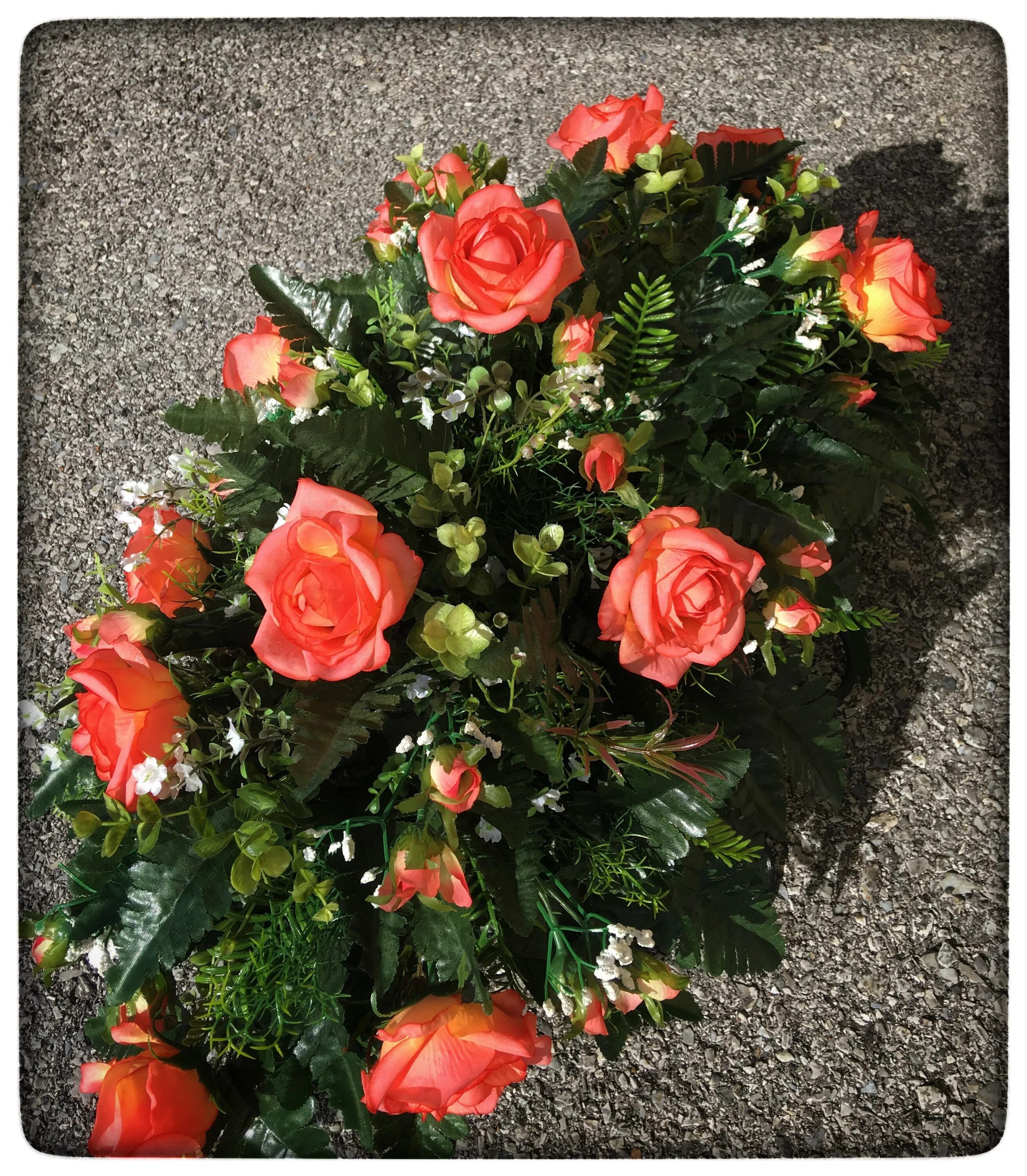 Цветы на кладбище спб. Искусственные цветы на кладбище. Искусственные цветы шикарные для кладбища. Композиции из искусственных цветов на кладбище. Искусственные цветы на кладбище розы.