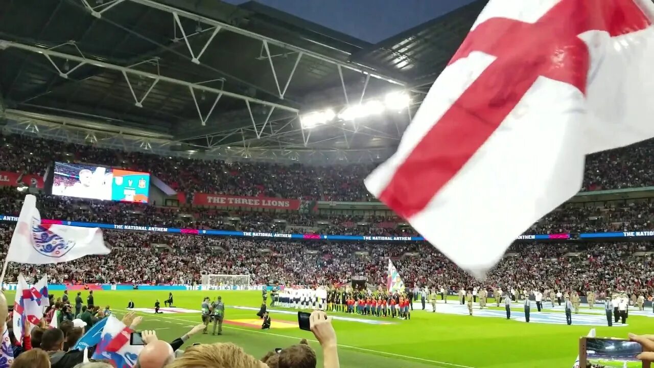 Фредди стадион уэмбли. Стадион Уэмбли 1985. Queen Уэмбли. Queen стадион. Wembley Stadium Queen.