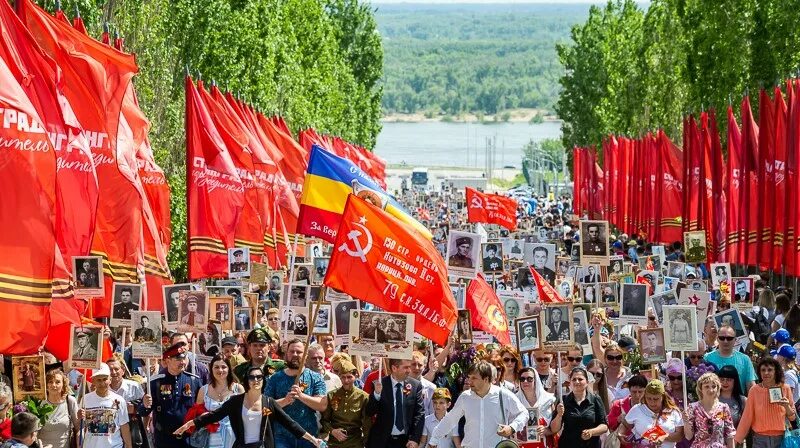 Каким будет май в волгограде. Парад в Волгограде 9 мая 2022. Бессмертный полк 2023 Волгоград. Бессмертный полк Волгоград 2022. Парад Победы Волгоград Бессмертный полк.