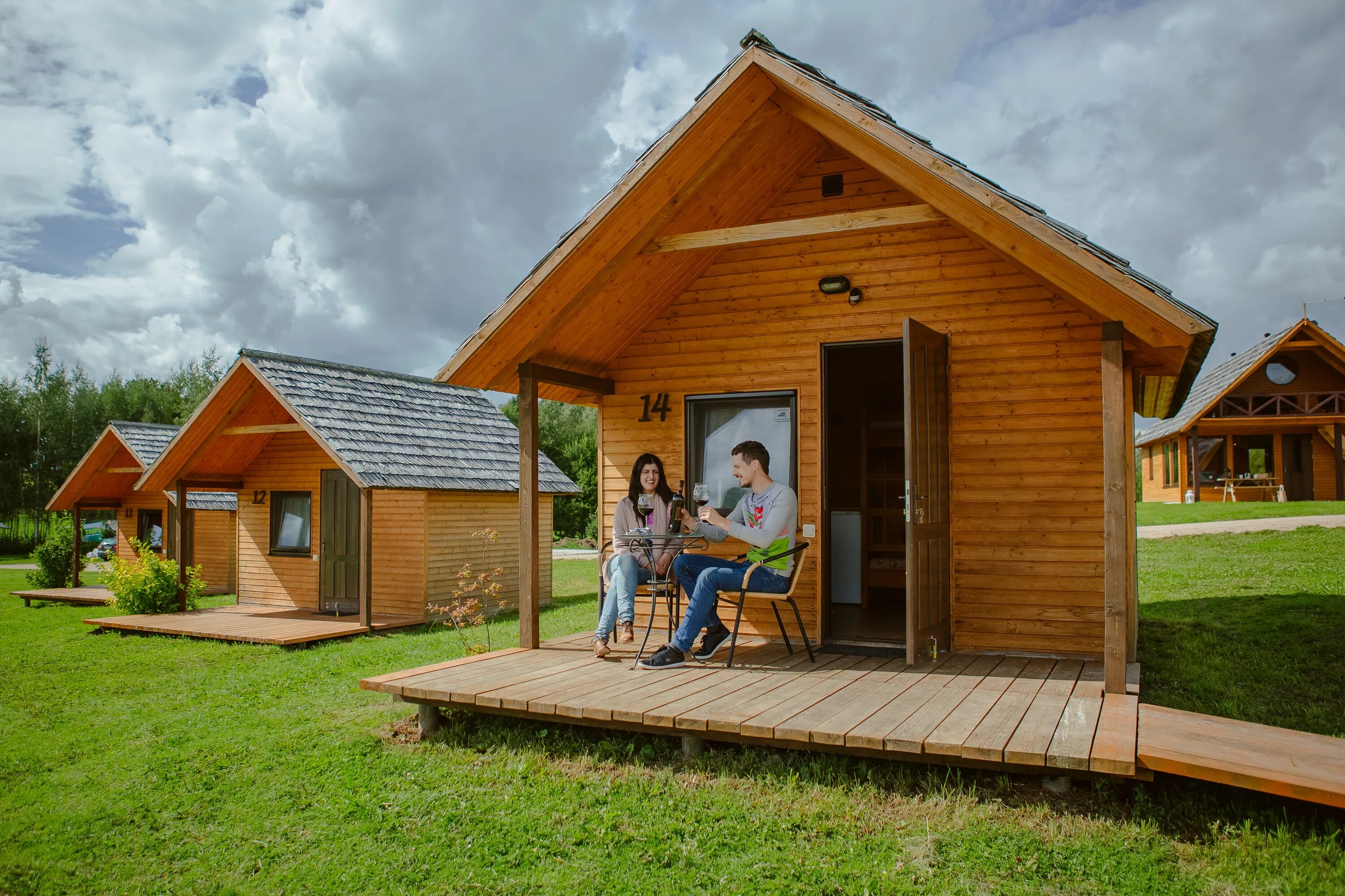 Снять дом на летний период. Летний домик для отдыхающих. Маленький деревянный домик. Туристические домики проекты. Деревянные домики для отдыхающих.
