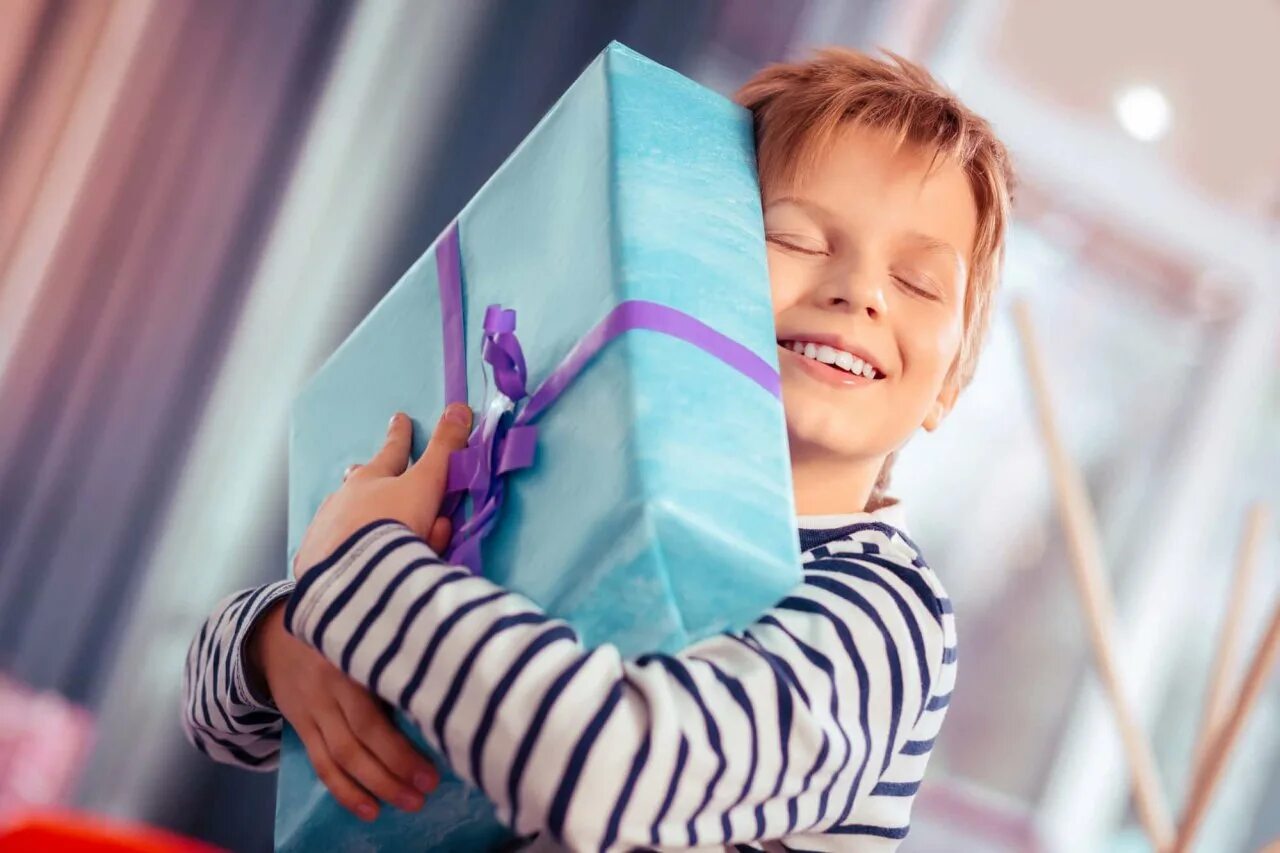 Будут подарки детям. Подарки для детей. Подарок тете. Ребенок дарит подарок. Счастливый ребенок с подарком.