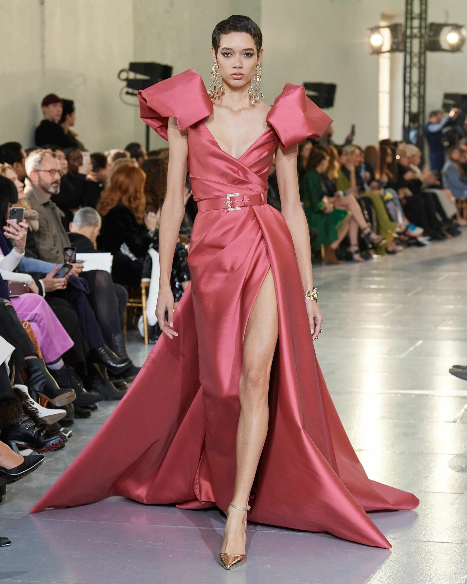 Платья 2025 модные тенденции. Elie saab коллекция 2025. elie saab couture spring 2025. elie saab couture 2025. платья эли сааб весна лето 2025.