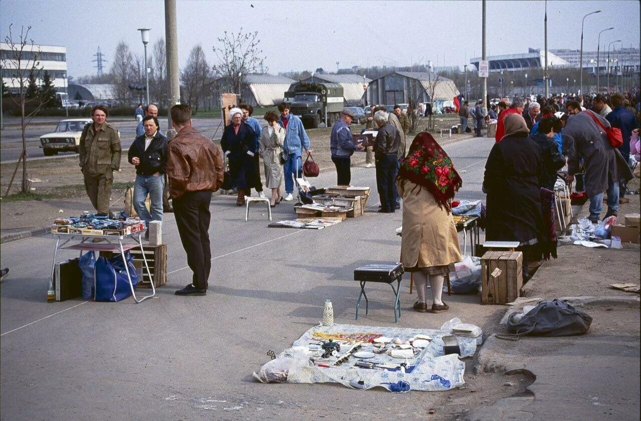 Жизнь в 1990 х годах. Измайловский рынок в 90е. Москва 90-е рынки. Москва 90-х уличная торговля.