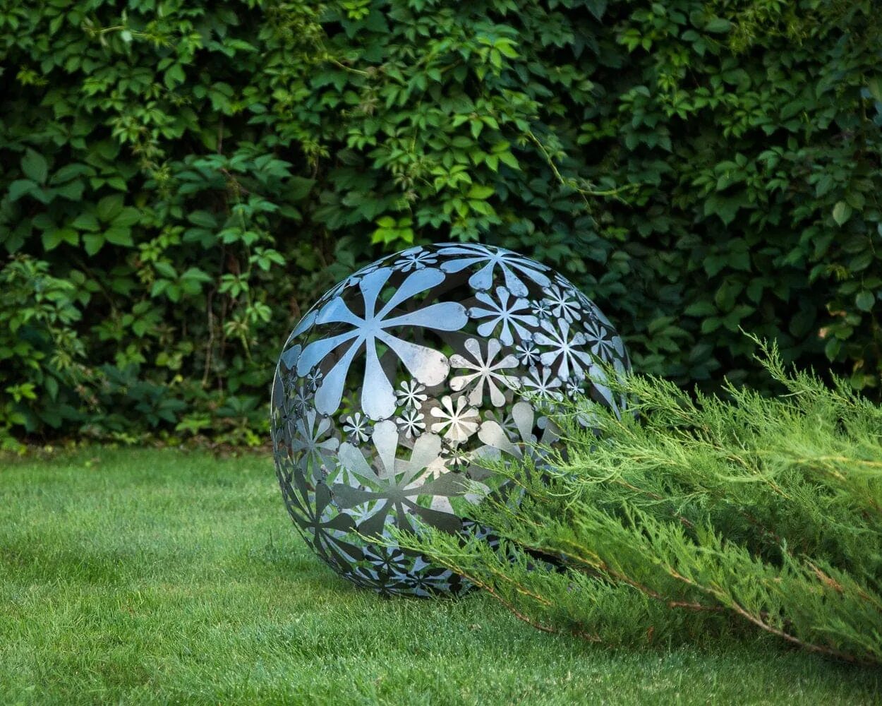 Купить шар для сада. Декоративные шары для сада. Металлические шары в ландшафте. Декоративные шары для ландшафта. Декоративный шар для сада.