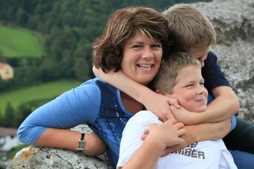 Счастливые мужчина и женщина. Семья после 35. Счастливый мужчина в возрасте. Счастливая семейная пара. Красивые семейные пары.