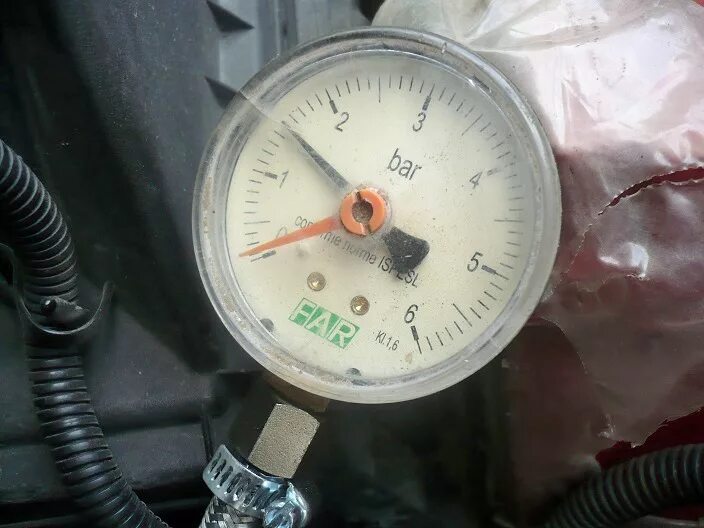 Показания давления масла. Измерение давления масла в двигателе 2tr. Измерение давления ЗМЗ 402. Замера давления масла в двигателе Лачетти 1,6. Манометр для измерения давления масла в двигателе на ниву Шевроле.