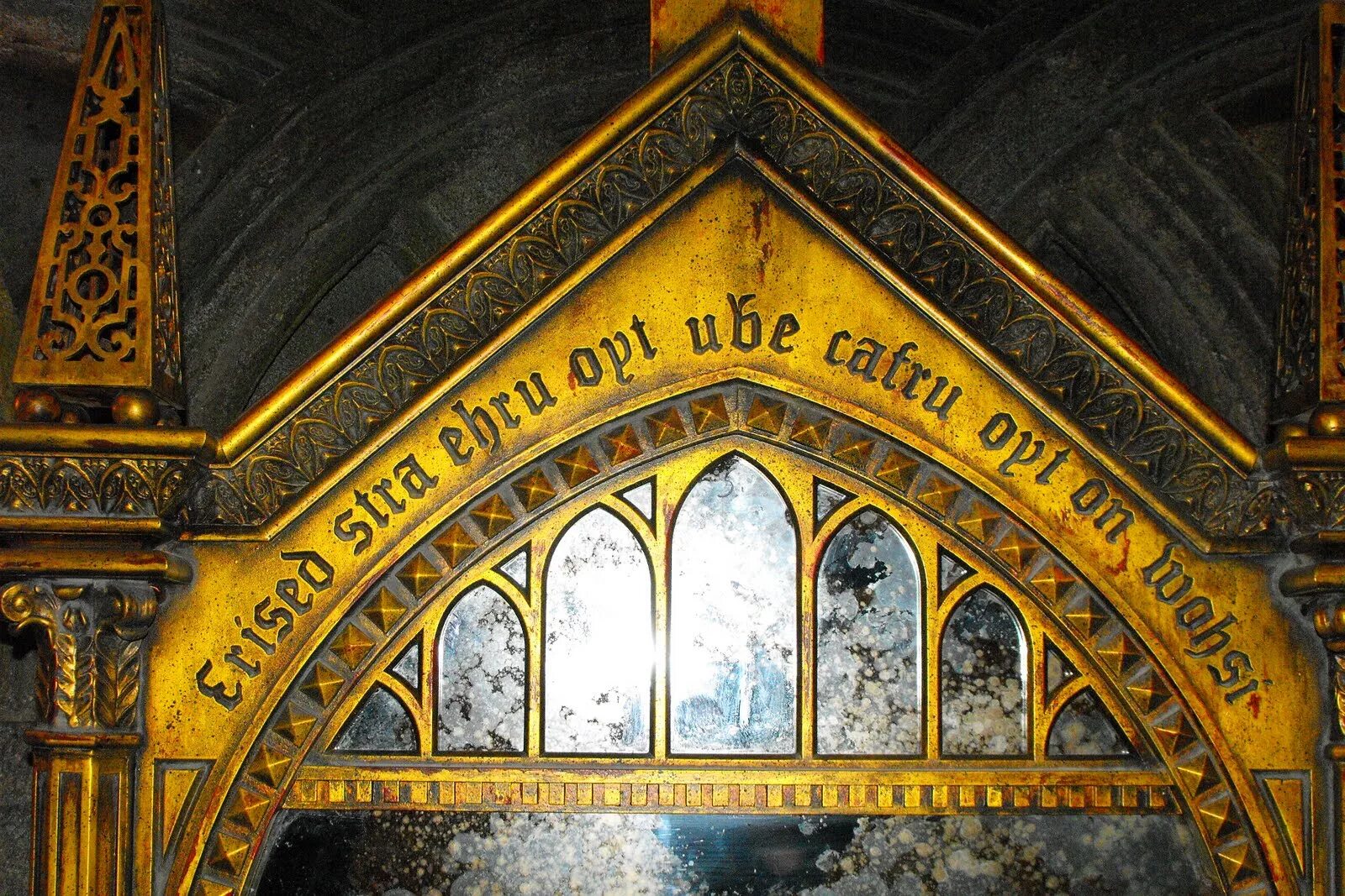 Гарри и зеркало еиналеж. Зеркало еиналеж. Еиналеж гарри поттер. Волшебное зеркало из гарри поттера. Зеркало еиналеж из гарри поттера.