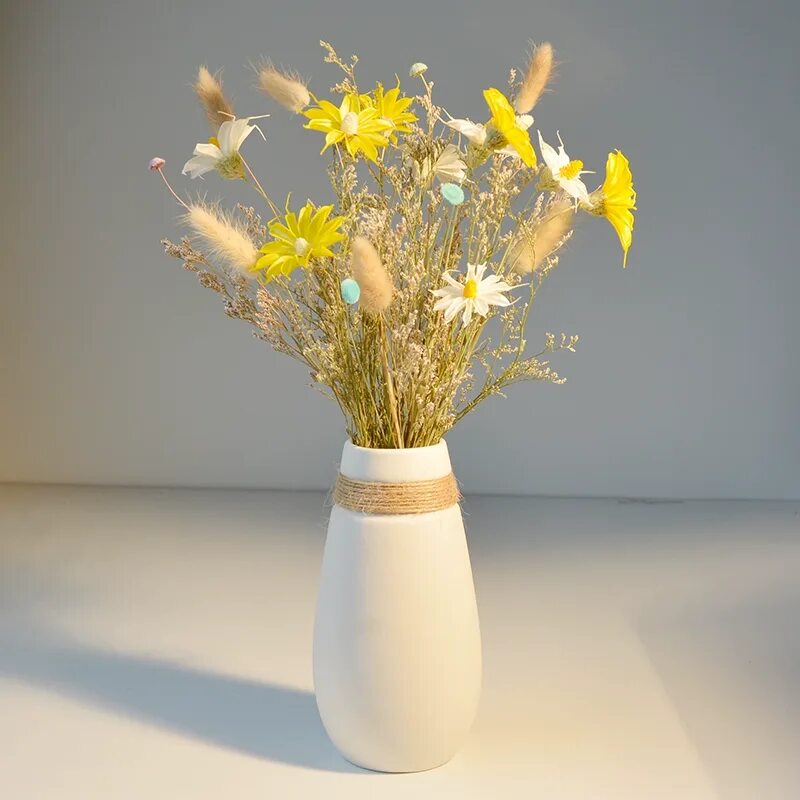 Можно ли дома сухоцветы в вазе. Вазы для сухоцветов. Ваза с сухоцветами. Сухоцветы в вазе. Сухоцветы в белой вазе.