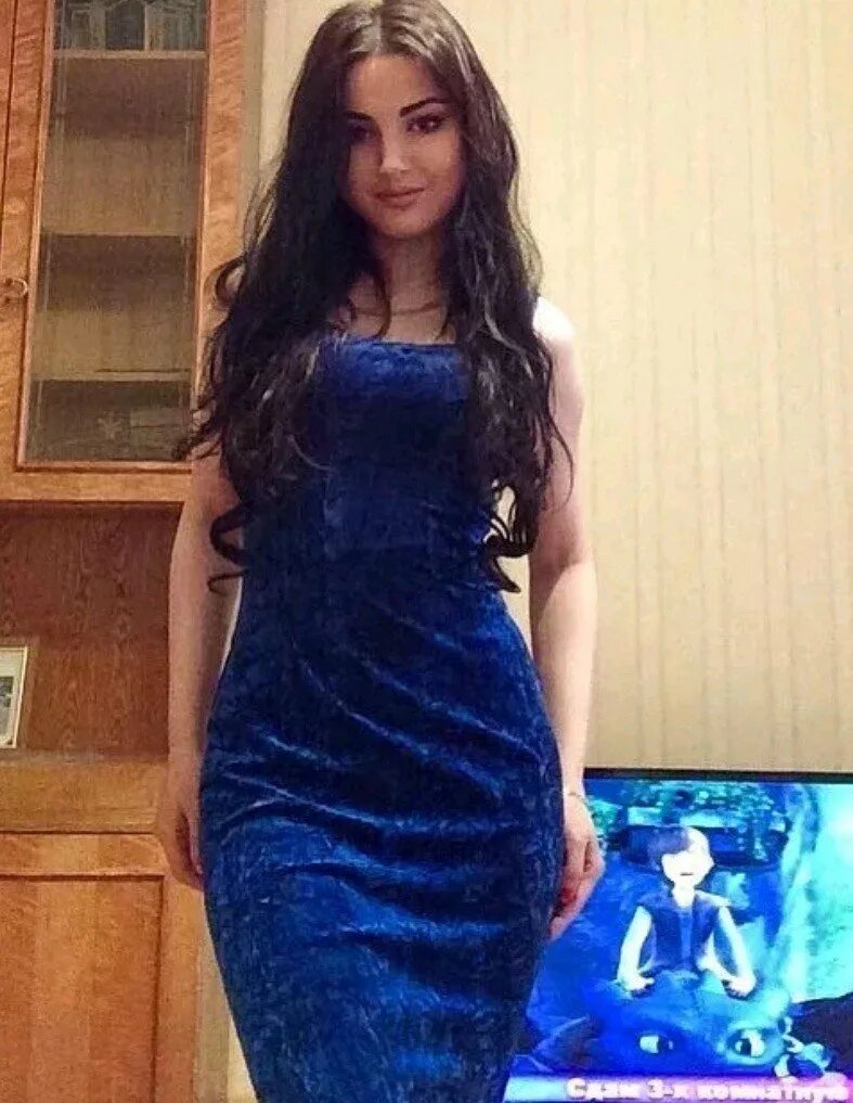 Дагестанские девушки. Красивые девушки в облегающих платьях. Мэдисон гордон в платье. Дагестанки селфи. Jailyne ojeda ochoa в платье.