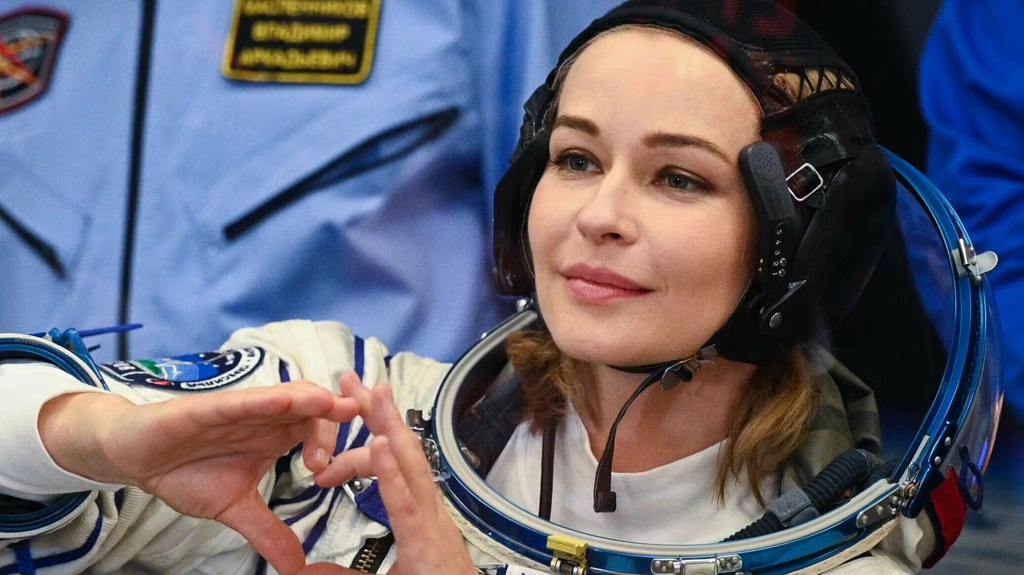 Оператор летавший в космос. Юлия пересильд 2025 космос. юлия пересильд в скафандре. космонавт актриса юлия пересильд. юлия пересильд в космосе.