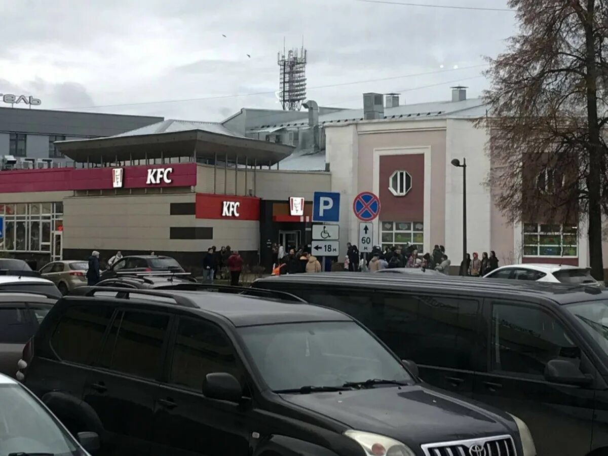 Kfc дзержинского. Ростикс в уссурийске. Kfc дзержинский. Kfc якутск фото. Kfc дзержинский.