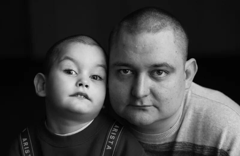 отец и сын автор. отец целует сына. иллюстрация к рассказу андрея платонова никита. фото отец и взрослый сын чб. отец и сын фотографии.