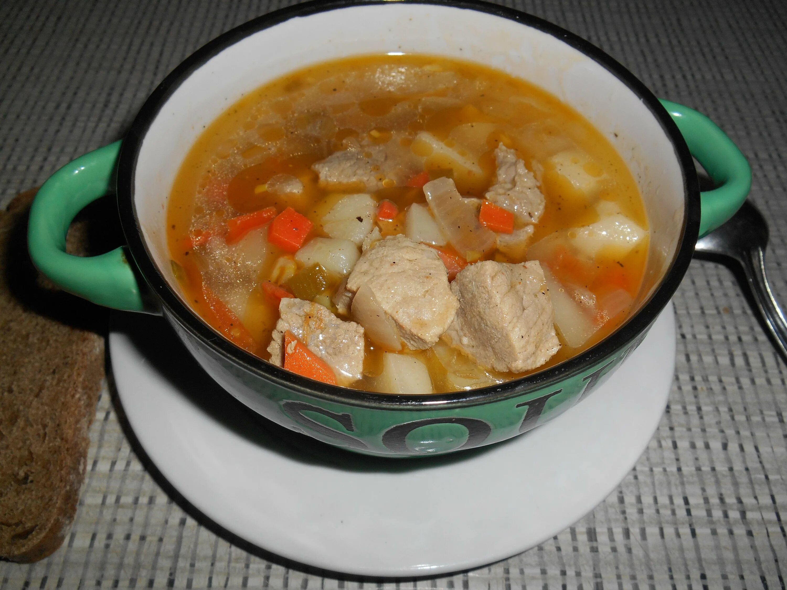 Простой суп с мясом свинины. Суп со свининой. вкусный суп из свинины. суп из мяса свинины. суп из свинины с картошкой.
