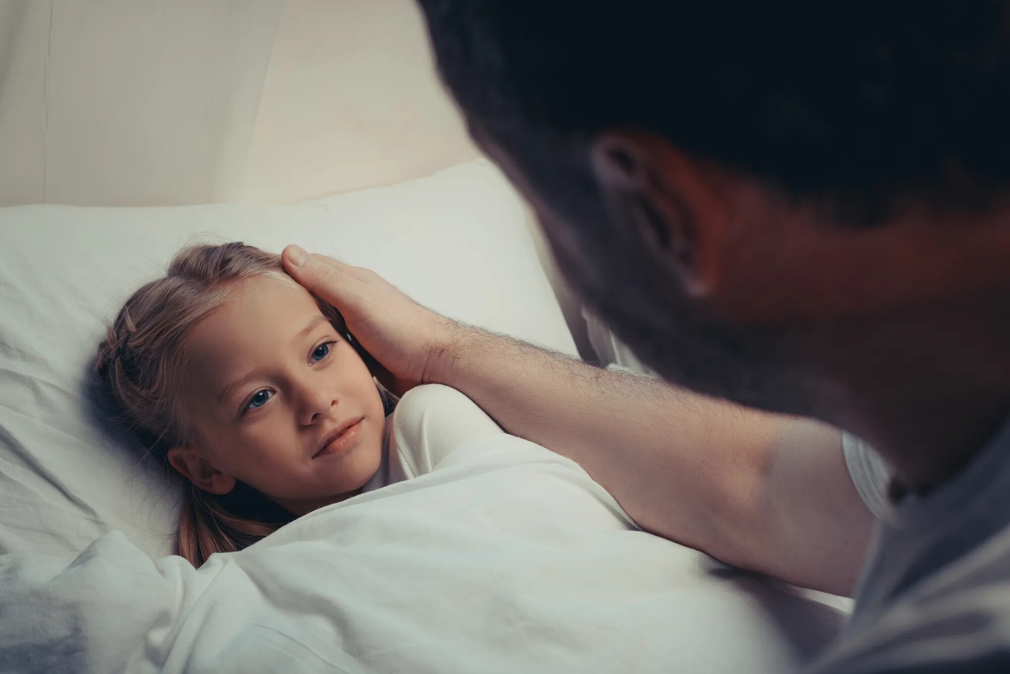 Sleep with father. Daughter daddy sleep. Девочка в постели с отцом. Сон про папу. Ласки отца и дочери.