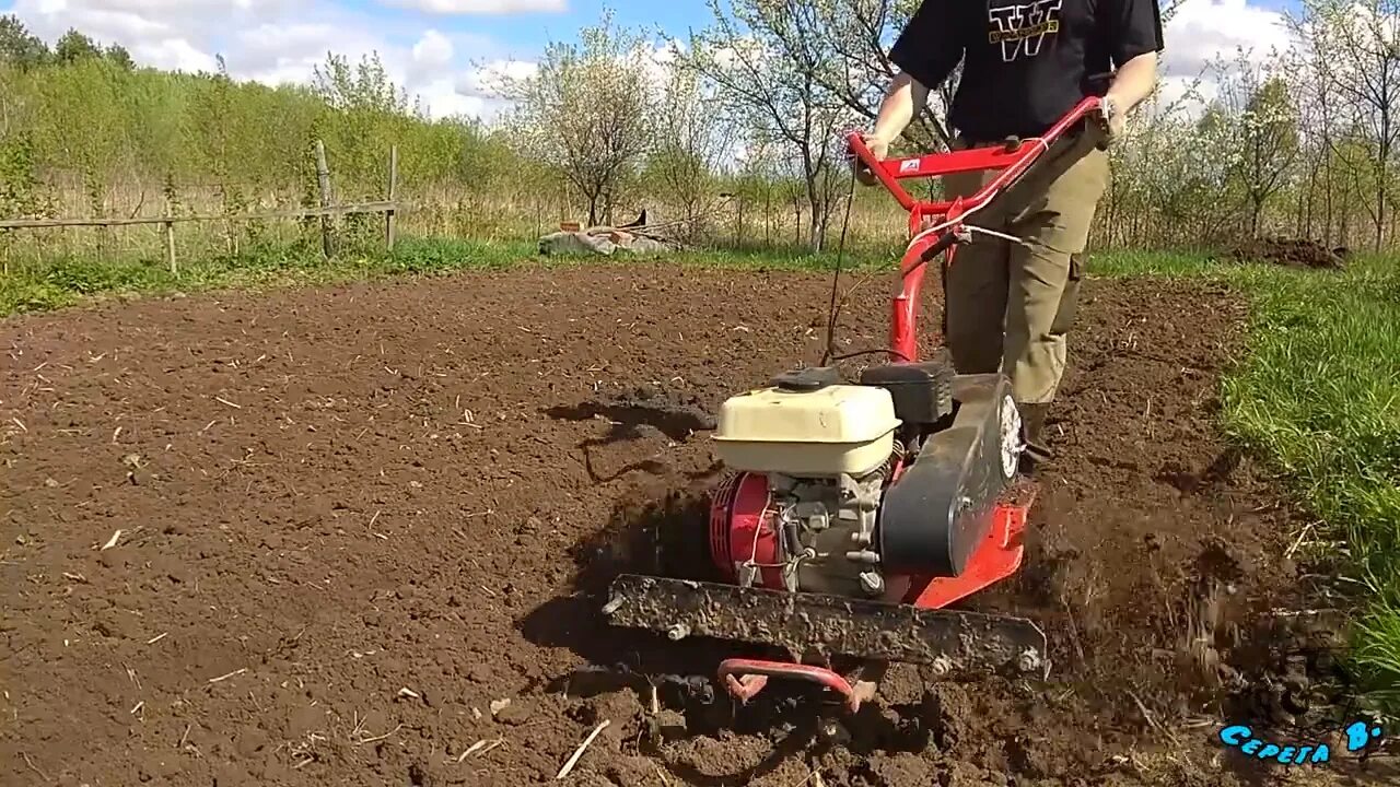 Пашу мотоблоком с фрезами видео. Вспашка земли мотоблоком Агромаш 20-м. Мотоблок для вспашки. Мотоблок пашет. Электрический мотоблок для вспашки.