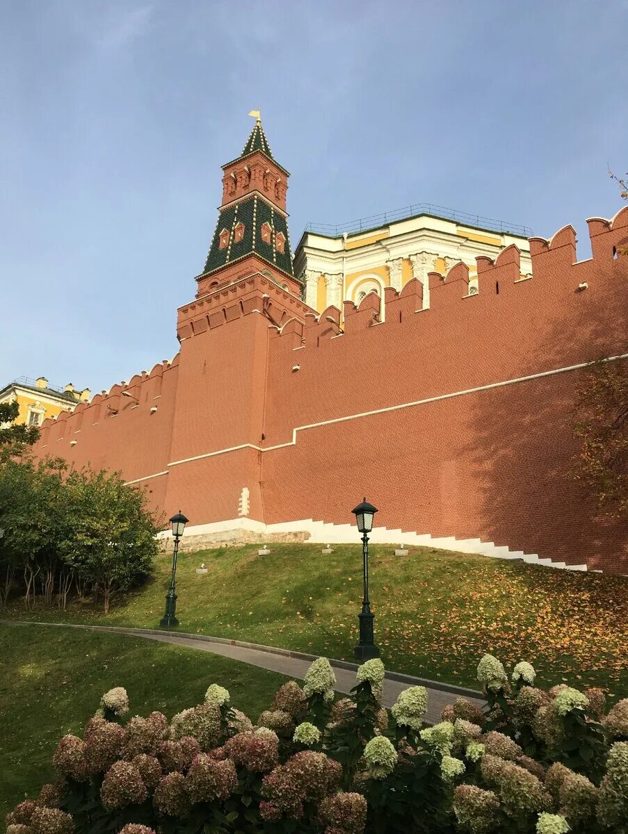 Боровицкий холм год. Оружейная Конюшенная башня Московского Кремля. Боровицкая башня Московского Кремля. Боровицкая Предтеченская башня Московского Кремля. Боровицкая башня холм.