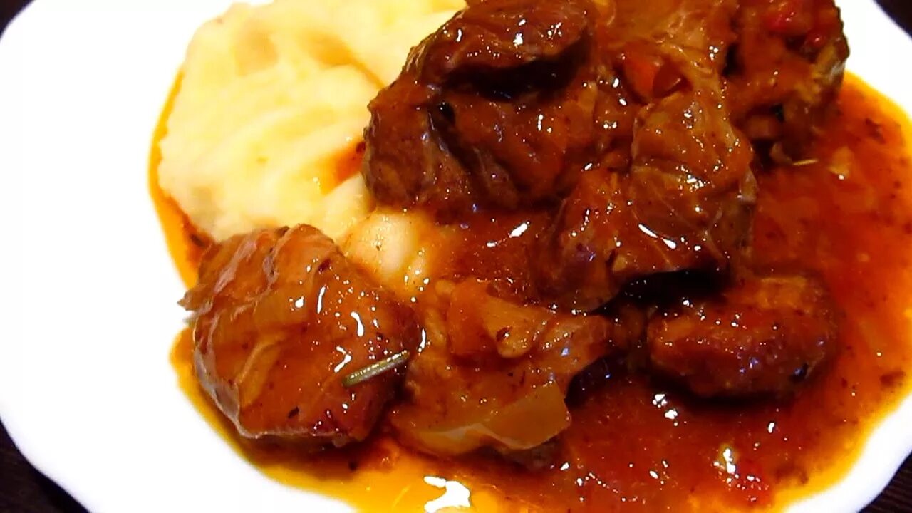 Как вкусно приготовить подливку из свинины. Свинина поджарка (гуляш). вкусный гуляш из свинины с подливкой. гуляш свиной с подливкой. подливка из свинины.