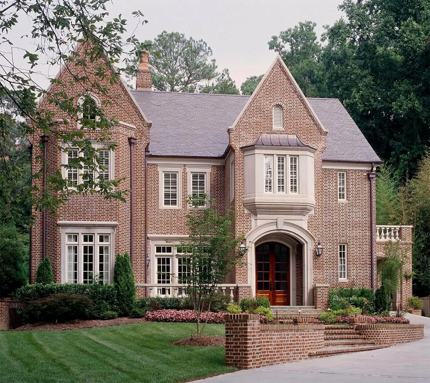 Стиль тюдор (tudor revival cottage). Традиционный английский дом. Тюдоровский стиль англия. Тюдоровский стиль домов в англии. Cottage дом в англии.