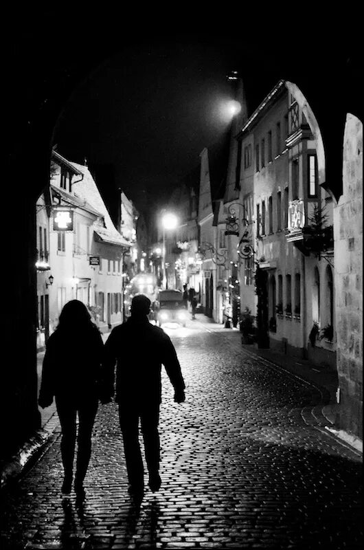 Пошли гулять вечером. Прогулка вечером. Парень и девушка гуляют ночью. Прогулка по городу ночью. Двое в ночном городе.