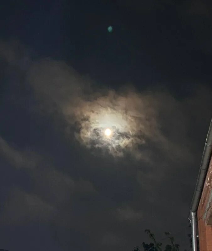 полнолуние. черные дела на небе ухмыляется. черные дела на небе ухмыляется. черные дела на небе ухмыляется. задумывая черные дела на небе ухмыляется луна мем.