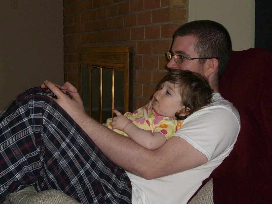 Daddyless. Daughter on lap. Daddy's lap. Ffezine-Daddy. Amateur daddy