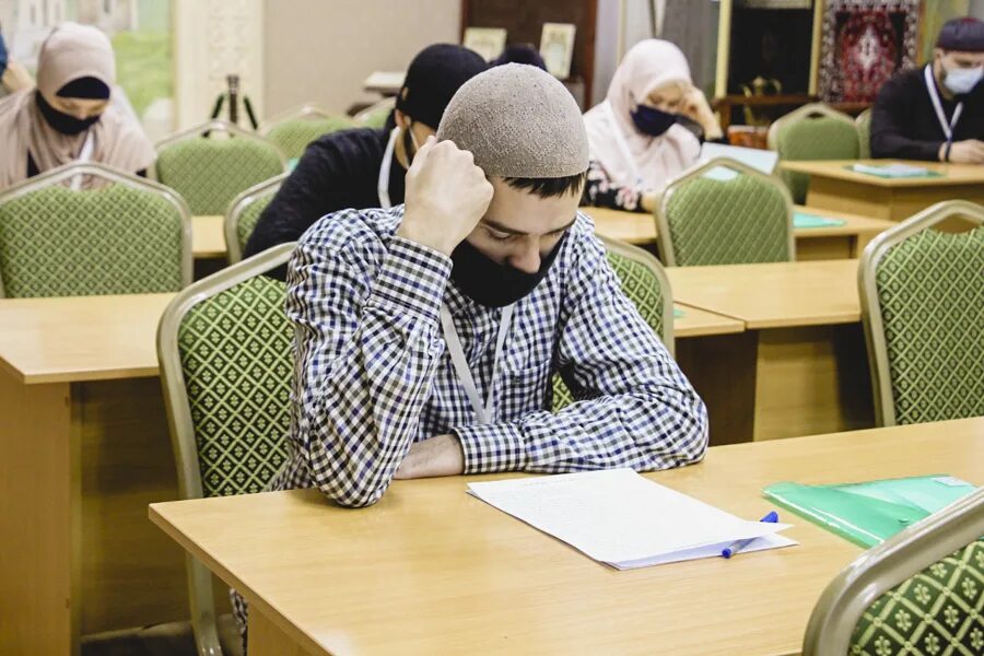 Высшие мусульманские школы. Изучает коран. Исламский образовательный. Мусульманское образование. Исламский образовательный.