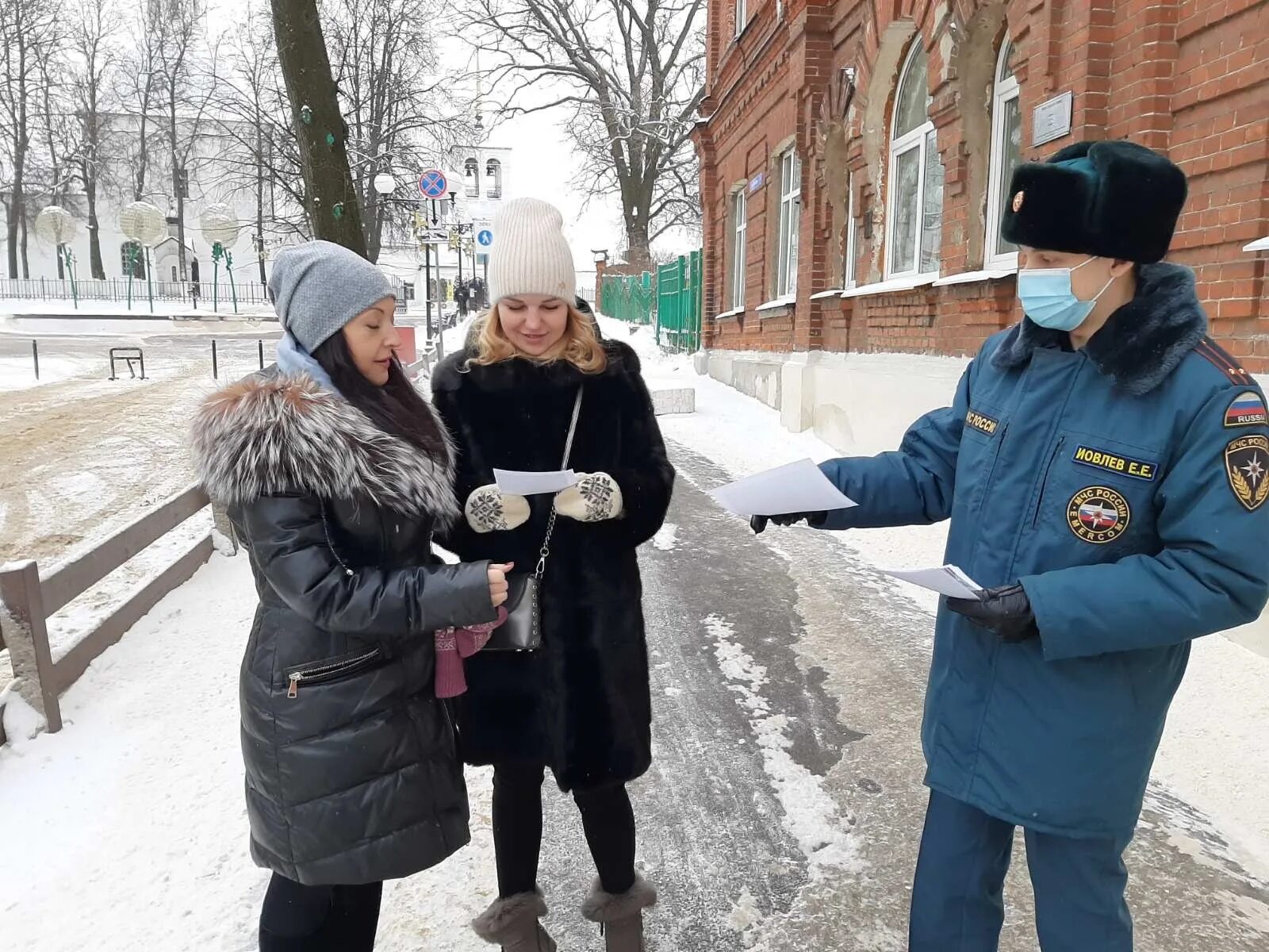 Инструктаж населения по пожарной безопасности. Просветительская работа среди населения пожарными фото. Противопожарный инструктаж фото. Беседы по противопожарной безопасности с населением фото. Среди жителей района 26