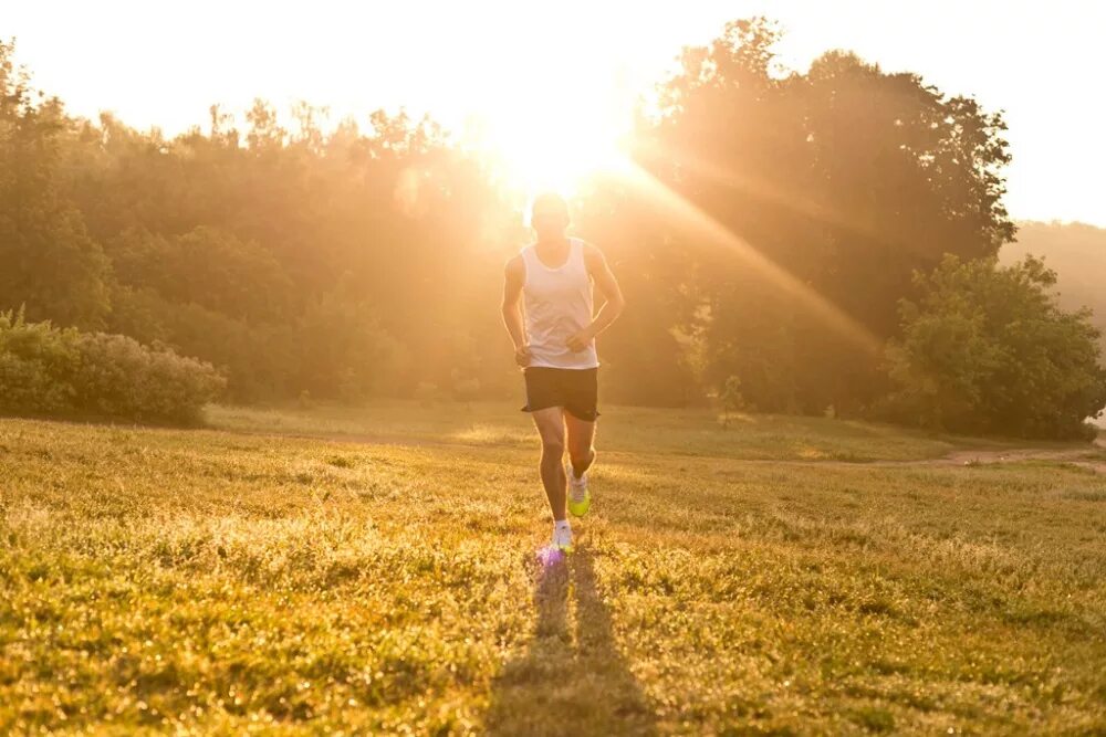 Утром сильный. Пробежка на рассвете. Спорт на рассвете. Девушка бежит на природе. Утренняя пробежка на рассвете.