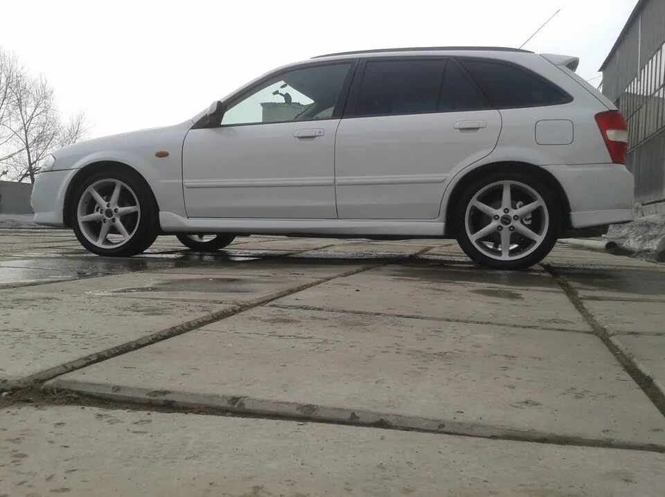 Мазда фамилия диски цвет. Mazda familia 1998 универсал. Мазда фамилия на дисках. Мазда фамилия на 16 дисках. Мазда фэмили 2000 универсал.