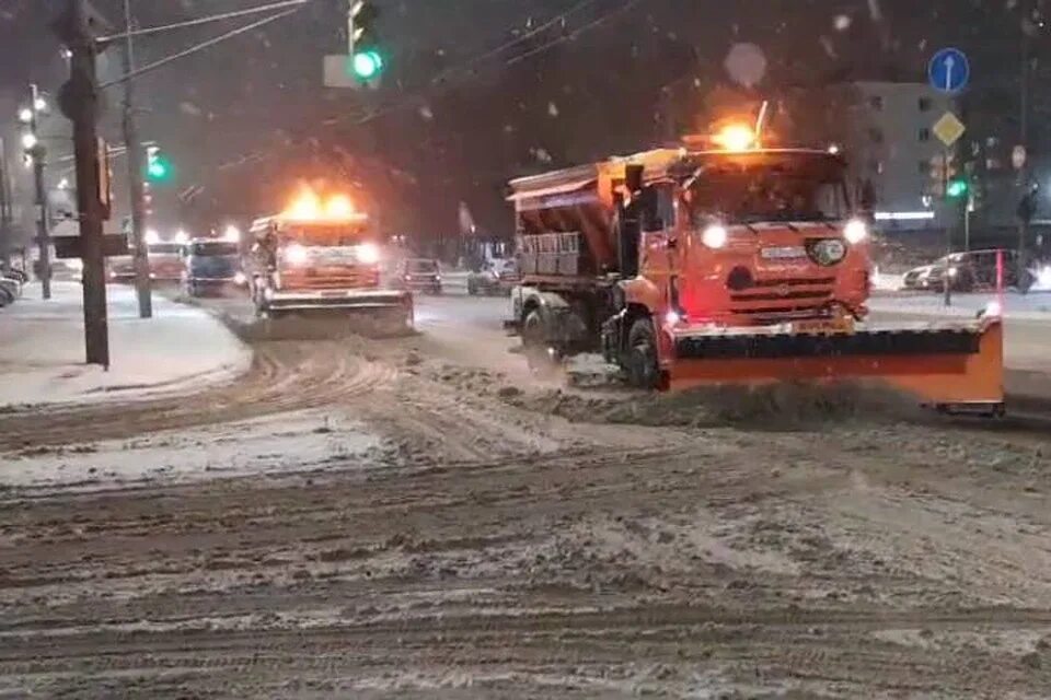 10 см осадков. Снегопад в Нижнем Новгороде. Опасные дорожные работы. Аварии на дорогах в Нижнем Новгороде вчера. Нижний Новгород зима ночь.