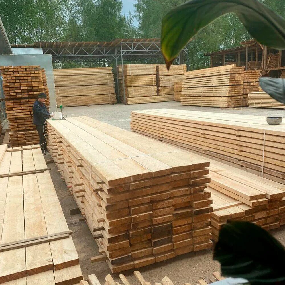 хранение пиломатериалов. доска обрезная 25х100х6000. стройматериалы дерево. пиломатериалы мытищи. досеи для иещки дерево.