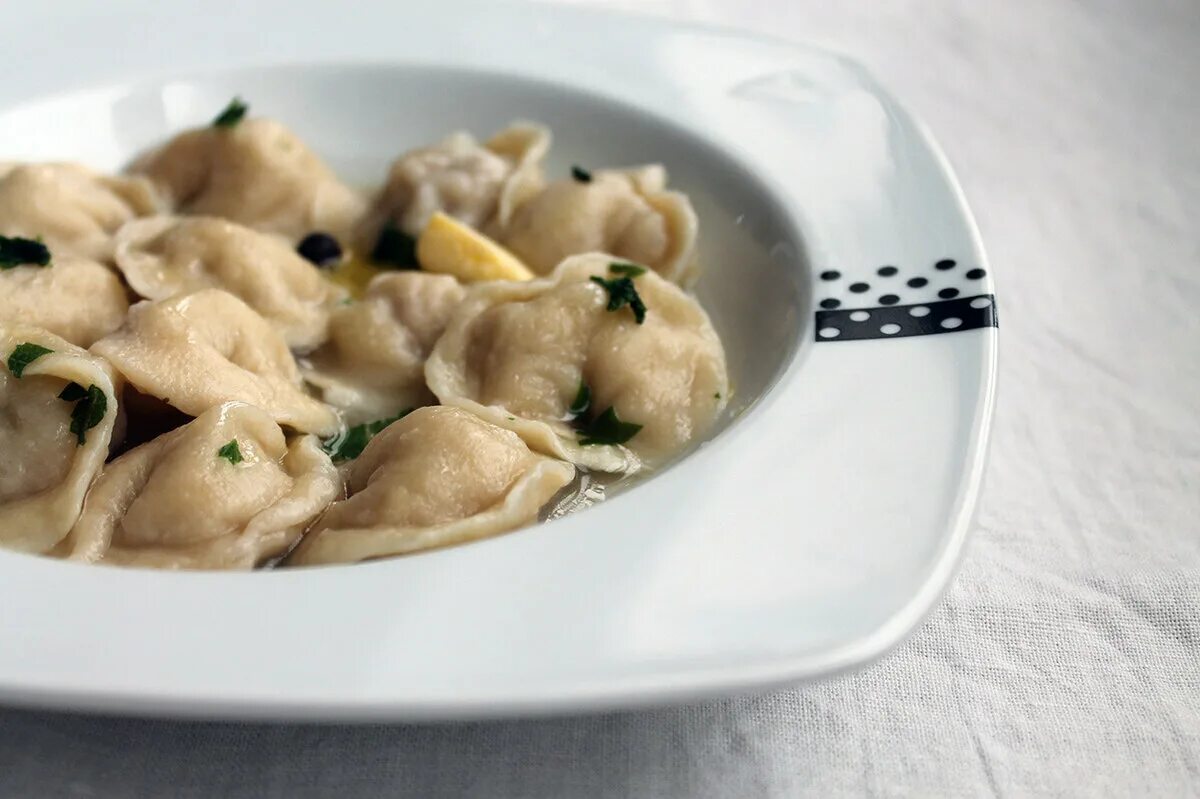 Рецепт пельменей в духовке. Бораки с говядиной. Пельмени Сибирские домашние. Пельмени по армянски название. Пельмени Сибирские с зеленью.