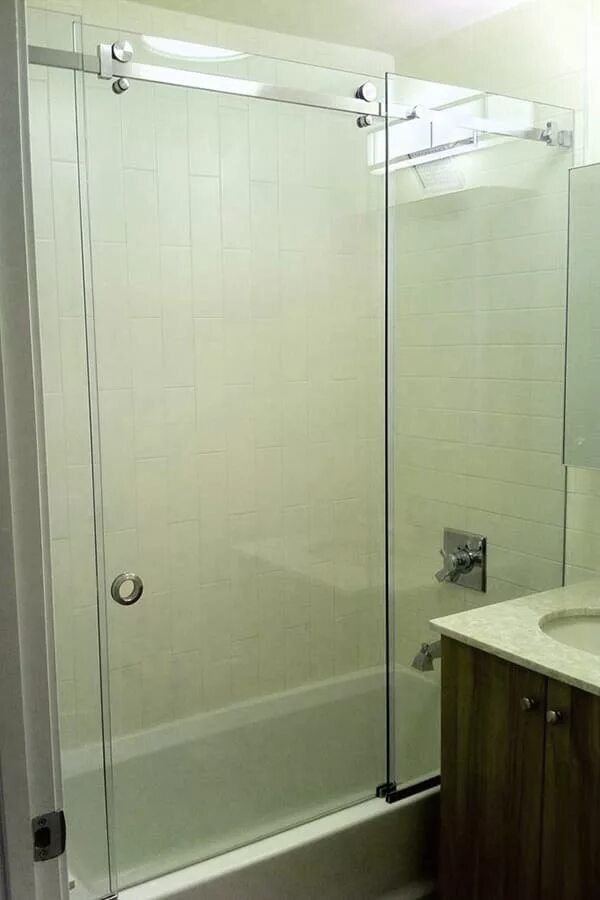 Стеклянные двери в ванну. Душевая перегородка золото матовое Вегас Гласс EAF 106. Ванна со стеклянной перегородкой. Душевые перегородки в ванной. Стеклянная перегородка для ванной.