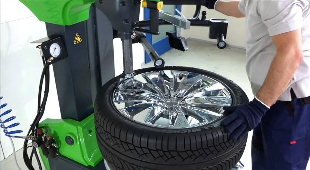 процесс шиномонтажа. Sivik кс-301а старт. автосервис шиномонтаж. шиномонтажный станок s490. пост шиномонтажа.