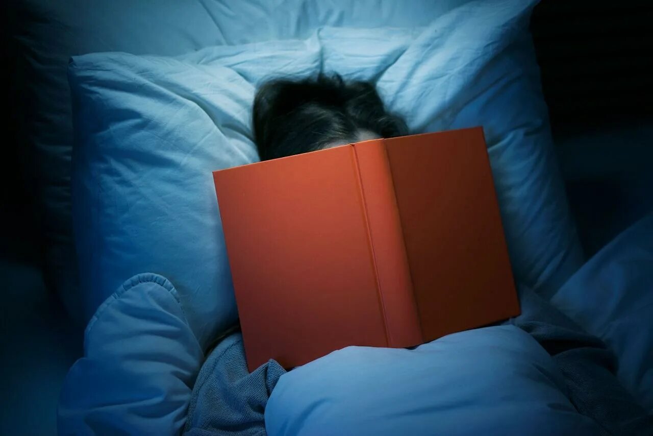 Спи со мной читать. Чтение в постели. уснул с книгой. спит на книге. чтение в кровати.
