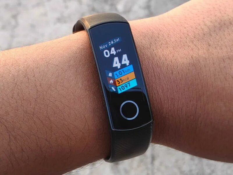 Mi band 4 айфон. Xiaomi mi Band 4. Xmsh07hm фитнес браслет. Xiaomi mi Band xmsh07hm. Xiaomi mi Band 7 циферблаты.