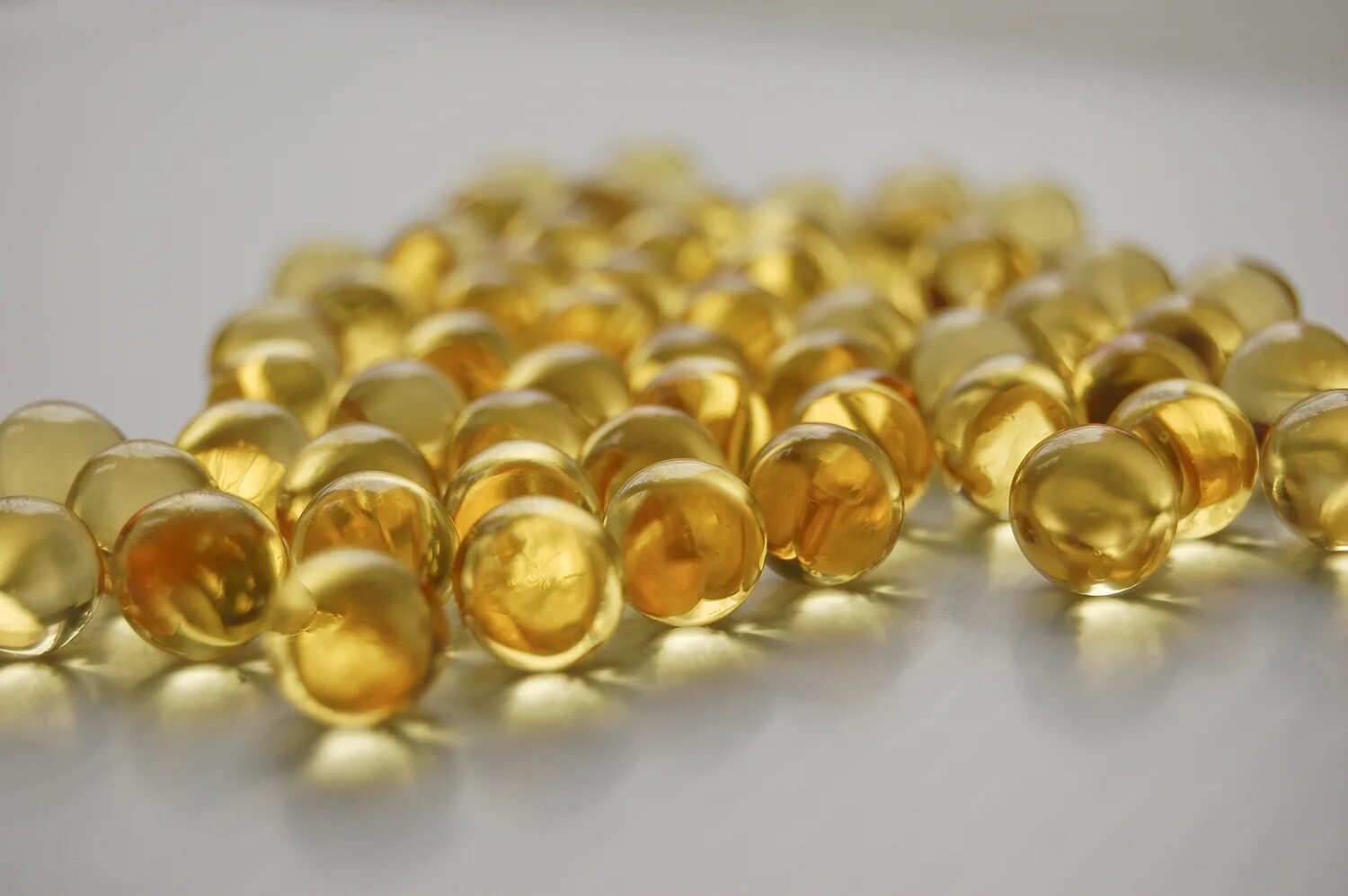 Omega 3 gold капсулы. Рыбий жир. Золото в капсулах. Рыбий жир фото. Рыбий жир капля.